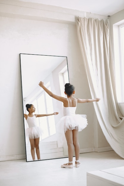 Bailarina bonitinha. Criança dançando na sala. Criança na aula de dança.