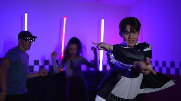 Bailarina de break bailando frente a la cámara mientras su amiga se mueve detrás del regalement