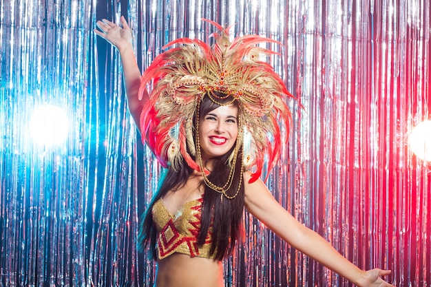 Bailarina de carnaval y retrato de concepto de vacaciones de una mujer sexy en un colorido carnaval suntuoso