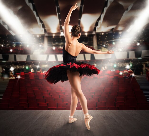 Bailarina clásica en el escenario de un teatro