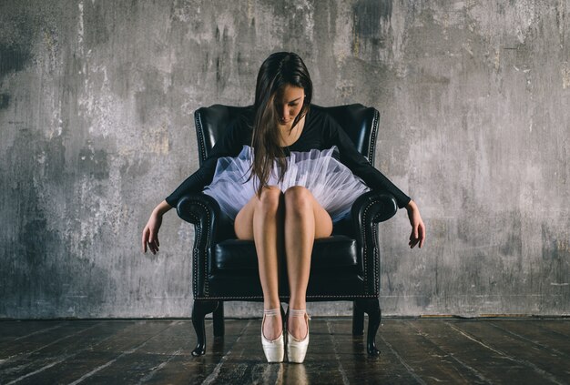 Bailarina clásica realizando movimientos de ballet