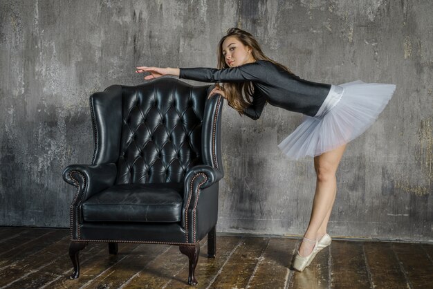 Bailarina clásica realizando movimientos de ballet