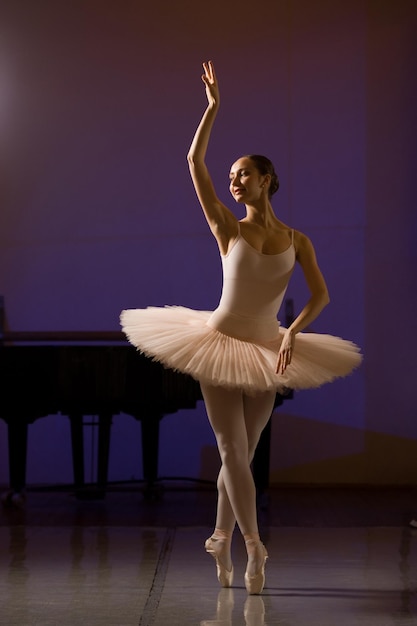 Bailarina dançando com vestido clássico e sapatilhas de ponta
