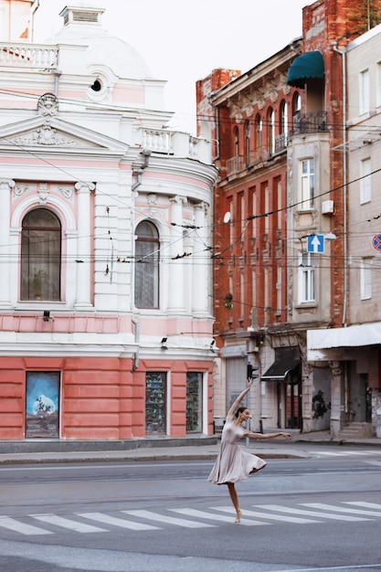 Bailarina dançando na cidade velha