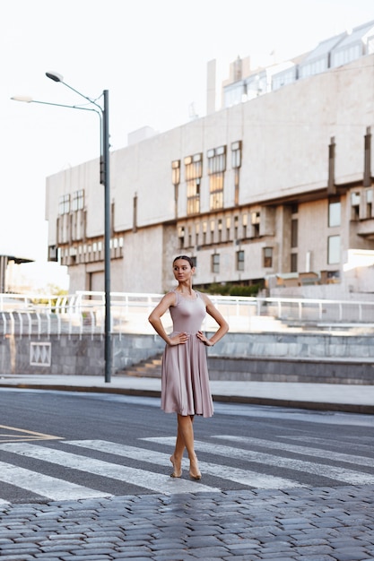 Foto bailarina dançando na rua