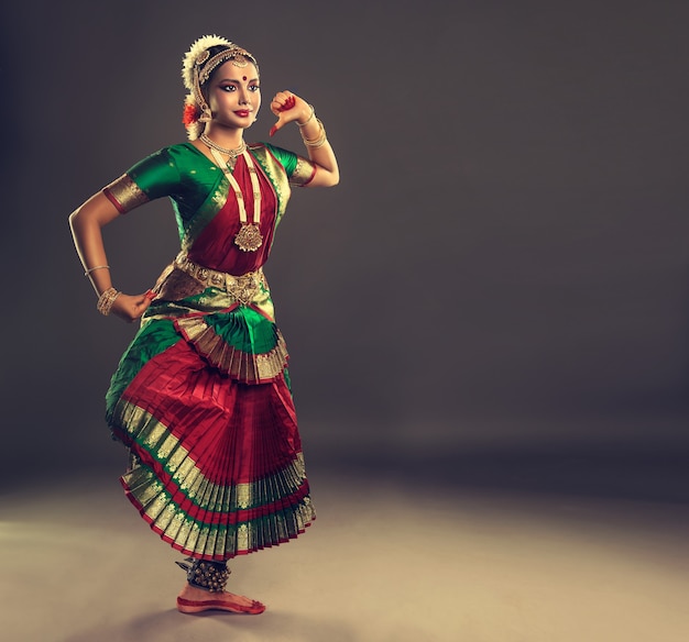 Bailarina de danza clásica india bharatanatyam vestida con traje de danza nacional tradicional