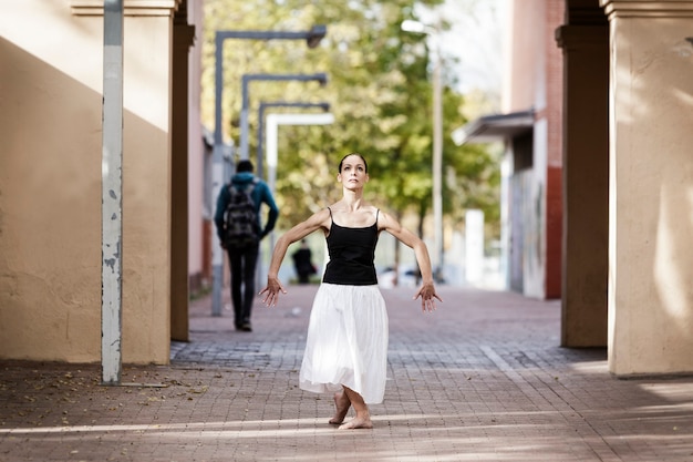 Bailarina de danza española contemporánea expresiva mostrando su arte callejero