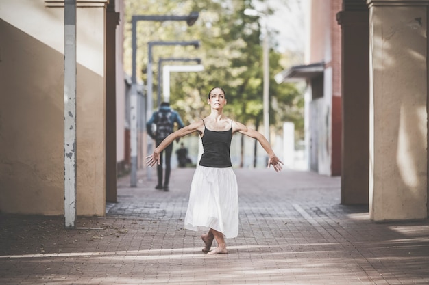 Bailarina de danza española contemporánea expresiva mostrando su arte callejero