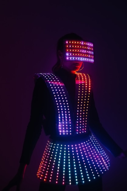 Bailarina de discoteca sexy bailando con un traje UV al ritmo de la música