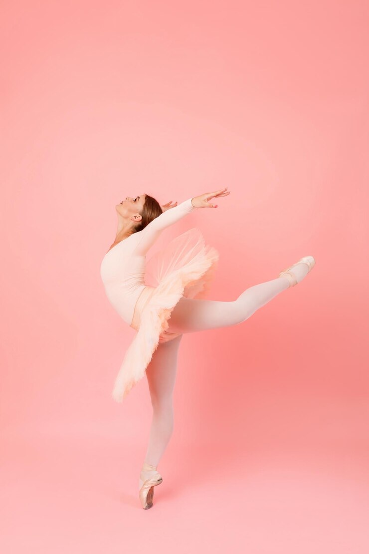 Bailarina doblándose hacia atrás en el estudio