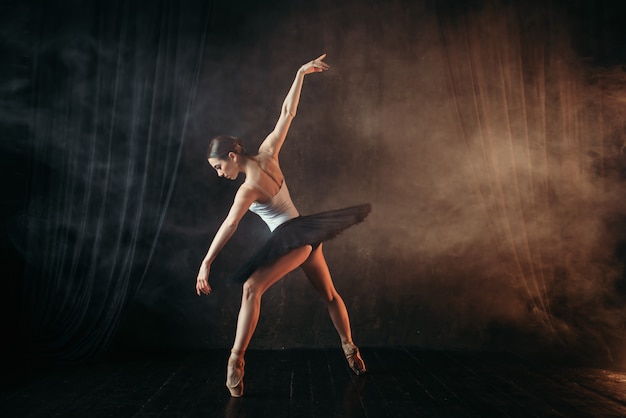 Bailarina em ação, treinamento de dança no palco