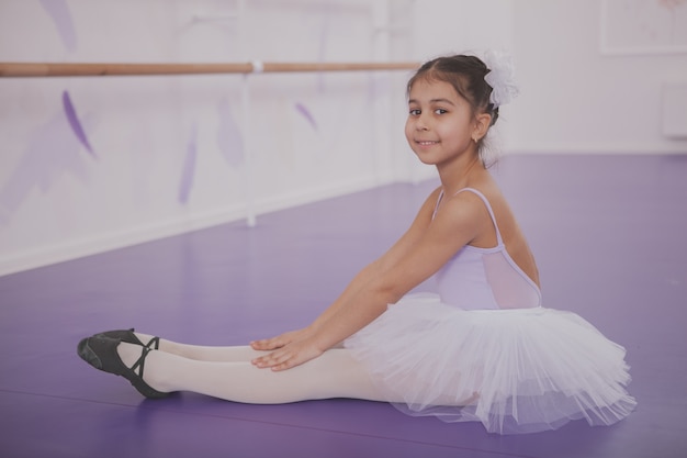 Foto bailarina encantadora jovem exercitar na escola de dança