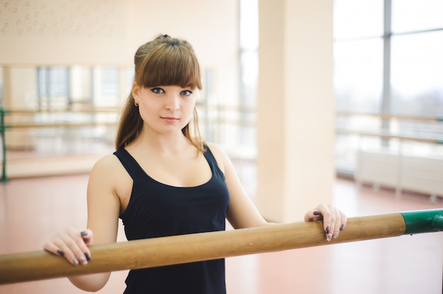 Bailarina está haciendo ejercicios en clase de ballet