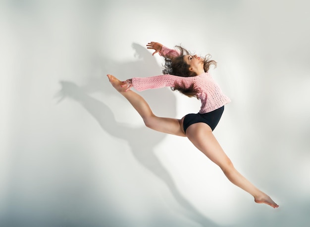 Bailarina de estilo moderno posando sobre un fondo blanco de estudio