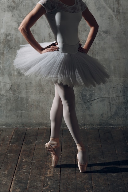 Bailarina Femenina. Joven hermosa mujer bailarina de ballet, vestida con traje profesional, zapatos de punta y tutú blanco.