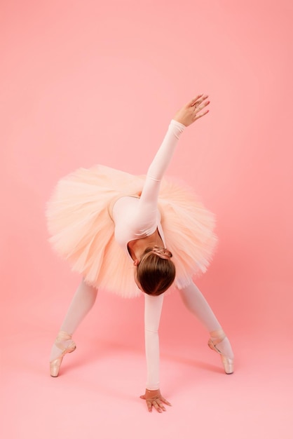 Bailarina flexible posando en el interior