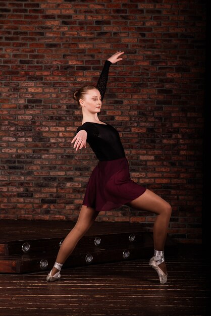 Bailarina en formación body oscuro en studio