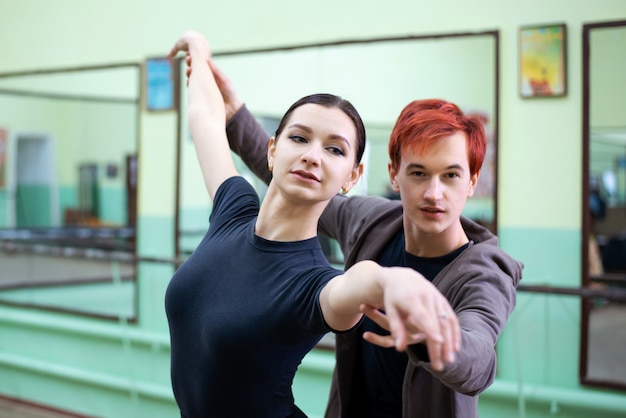 Bailarina de formación de profesores de ballet masculino joven para realizar una danza