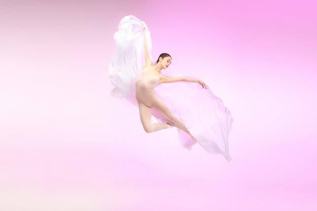 Bailarina. Graciosa bailarina jovem dançando estúdio rosa. Beleza do balé clássico.