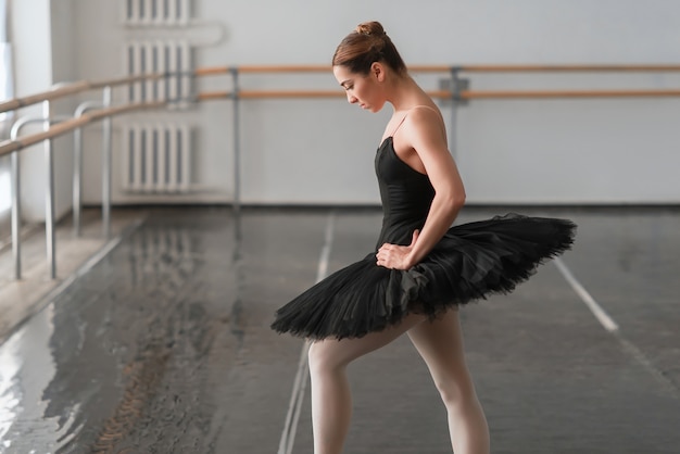 Bailarina de habilidad posando en clase de ballet