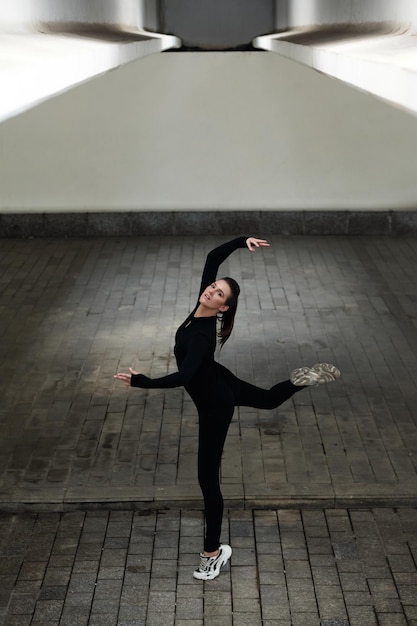 Bailarina haciendo movimientos al aire libre