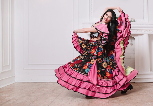 Foto bailarina hermosa joven realiza danza gitana.