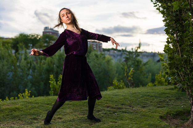 Una bailarina hispana hermosa bailarina disfruta del ritmo en movimiento con movimientos alegres y alegres