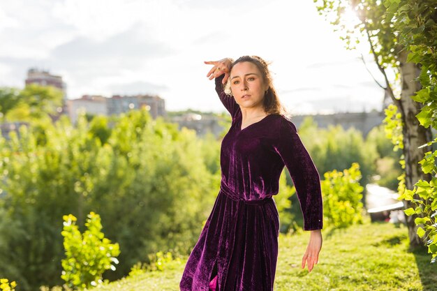 Una bailarina hispana hermosa bailarina disfruta del ritmo en movimiento con movimientos alegres y alegres