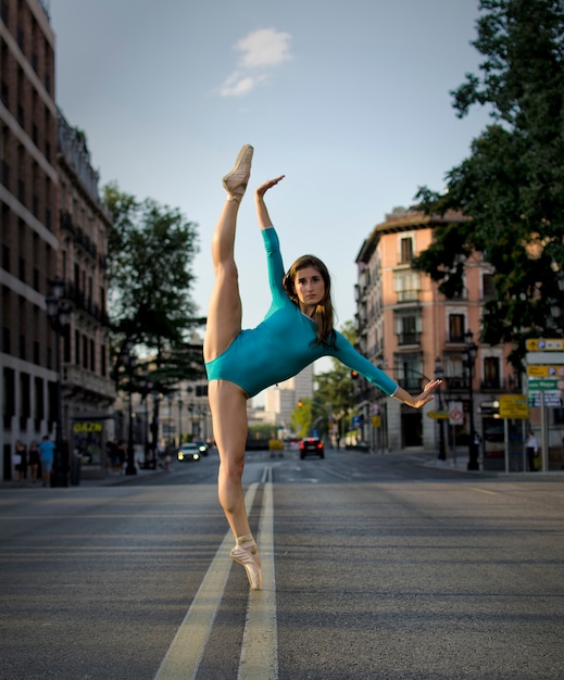 Bailarina incrível dançando na rua