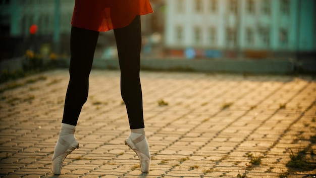 Bailarina jovem em pé na ponta dos pés