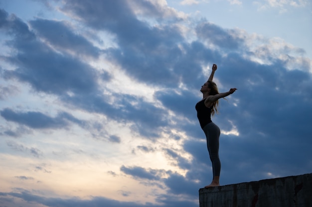 Bailarina joven en amanecer al aire libre.