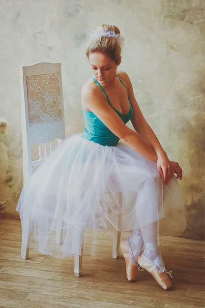 Bailarina joven y elegante con zapatos de punta y un tutú baila en el estudio. coreografía, baile