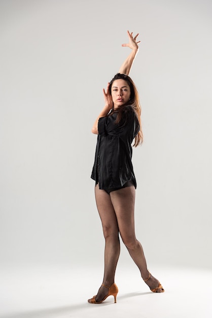 Bailarina latina apasionada en el estudio