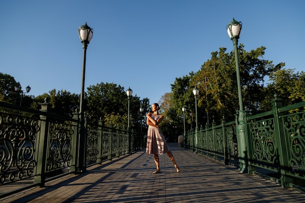 Bailarina a la luz del sol en el parque