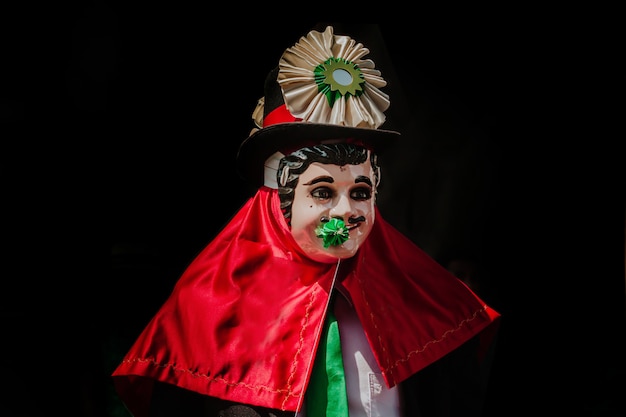 Foto bailarina mexicana con brillante traje folklórico mexicano