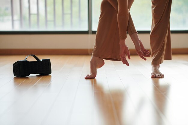 Bailarina moviéndose al ritmo de la música