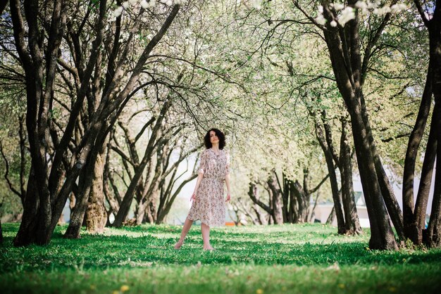 Bailarina de mujer en jardín floreciente. rosado. ballet. retrato de bailarina al aire libre. moda y estilo