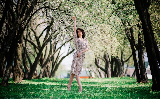 Bailarina de mujer en jardín floreciente