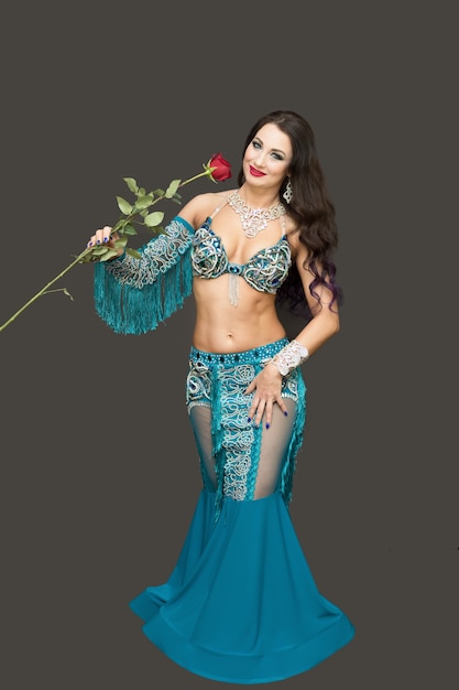 Bailarina de mujer con un vestido azul con una rosa en sus manos.