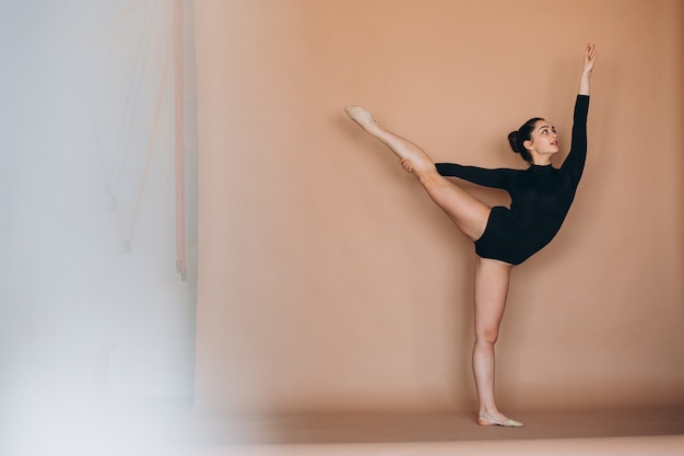 Bailarina mulher em estúdio