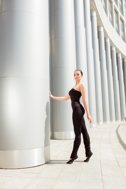 Bailarina muy atractiva en un traje negro