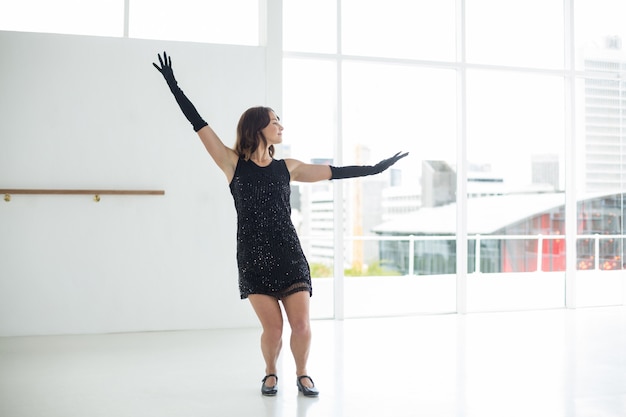 Bailarina practicando danza contemporánea