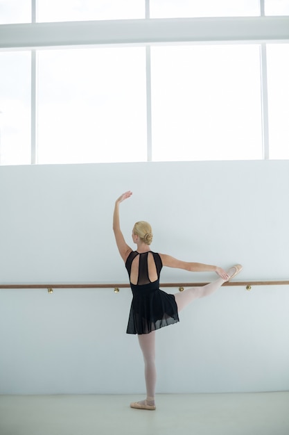Bailarina praticando dança de balé no estúdio