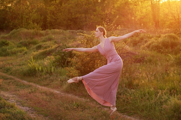 Una bailarina en punta bailando en el verano bajo el sol postal y pancarta