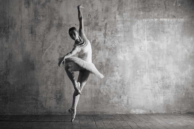 Bailarina en salón de baile. Bailarina de ballet en estudio. Monocromo en blanco y negro.