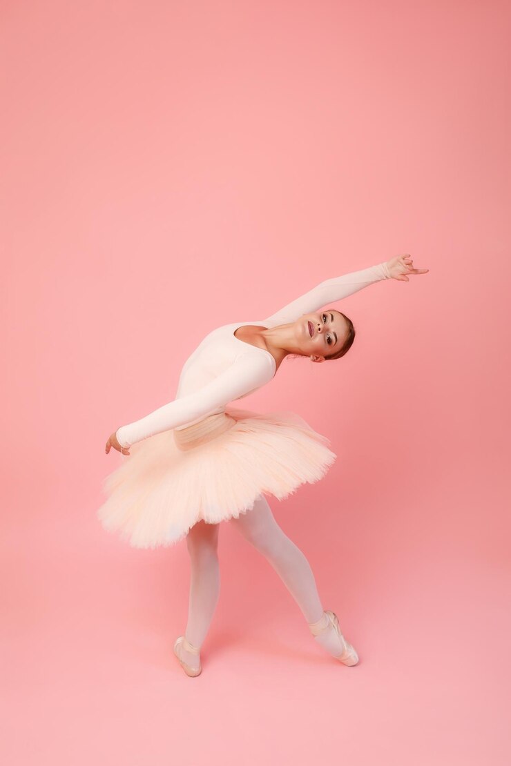 Bailarina sobre fondo rosa