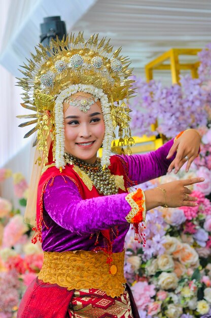 Foto bailarina tradicional llena de entusiasmo y sonrisa