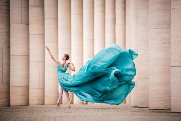 Bailarina en vestido esmeralda volador