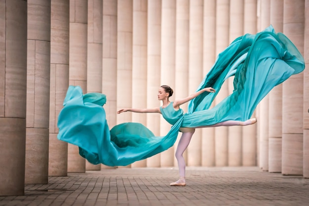 Bailarina en vestido esmeralda volador