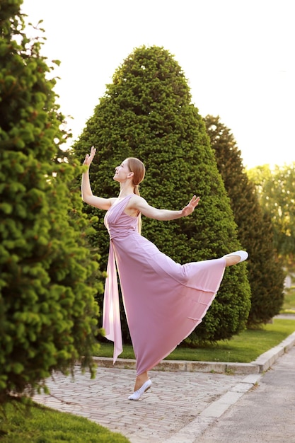 Bailarina con un vestido en la naturaleza en el verano escuela de baile de humor de verano